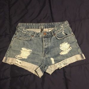 H&M Divided Distressed cutoff short Jean.